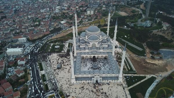Çamlıca Camii’nde sabah namazı yoğunluğu Karamollaoğlu buna ne diyecek? - Resim: 4