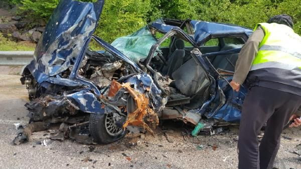 Düzce'de minibüsle otomobil çarpıştı 1 ölü 1 yaralı - Resim: 1