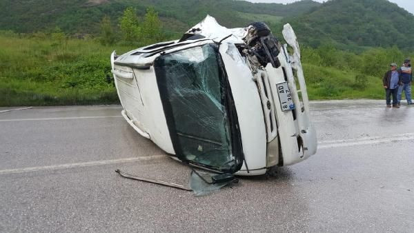 Düzce'de minibüsle otomobil çarpıştı 1 ölü 1 yaralı - Resim: 2