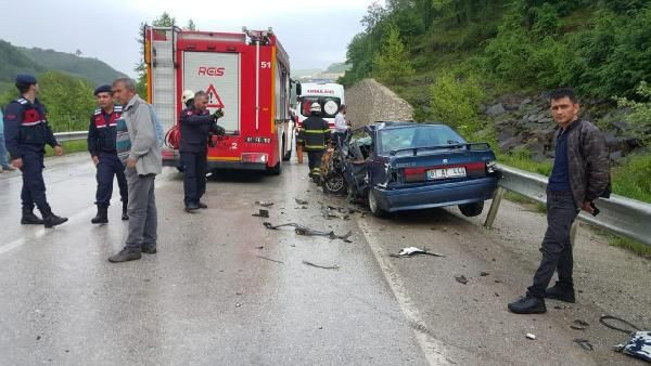 Düzce'de minibüsle otomobil çarpıştı 1 ölü 1 yaralı - Resim: 4