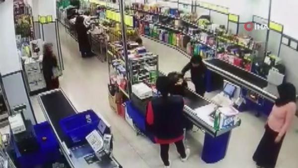 6 yaşındaki çocuk soru sordu! Kadın müşteri çıldırdı - Resim: 1