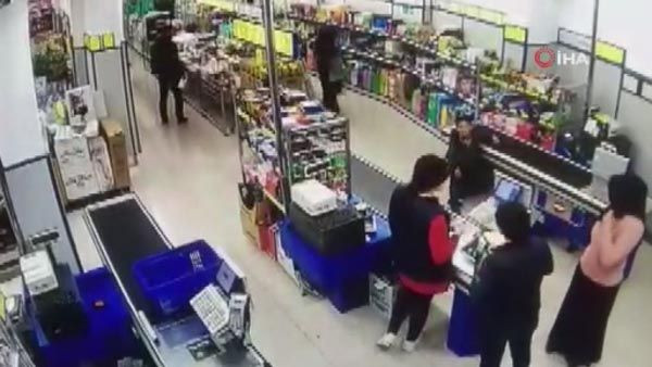 6 yaşındaki çocuk soru sordu! Kadın müşteri çıldırdı - Resim: 2