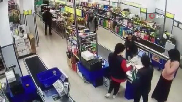6 yaşındaki çocuk soru sordu! Kadın müşteri çıldırdı - Resim: 4