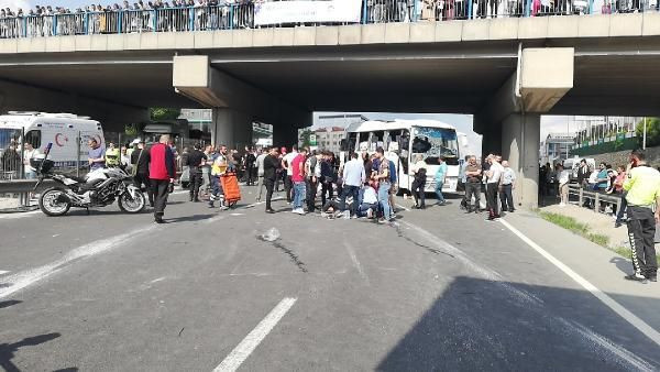 Kocaeli'de işçi servisi ile hafif ticari araç çarpıştı 1 ölü 15 yaralı - Resim: 1