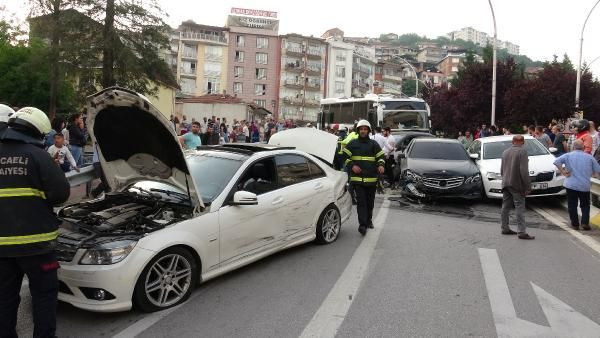 Kocaeli'de midibüsün freni boşaldı 11 araç birbirine girdi - Resim: 1