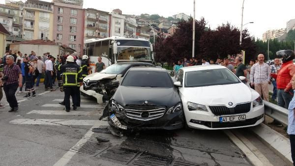 Kocaeli'de midibüsün freni boşaldı 11 araç birbirine girdi - Resim: 2