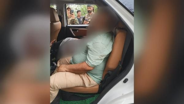 Hindistan’da meclis üyesinin konvoyuna saldırı: 11 ölü - Resim: 1