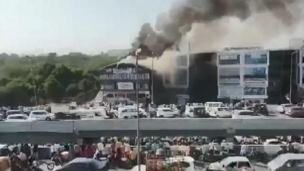 Hindistan’da eğitim merkezinde yangın 18 ölü - Resim: 1