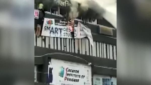 Hindistan’da eğitim merkezinde yangın 18 ölü - Resim: 3