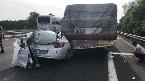 Sakarya'da feci kaza TIR'a ok gibi saplandı - Resim: 1