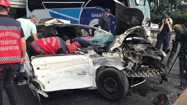 Sakarya'da feci kaza TIR'a ok gibi saplandı - Resim: 2