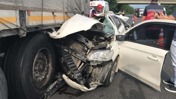 Sakarya'da feci kaza TIR'a ok gibi saplandı - Resim: 3