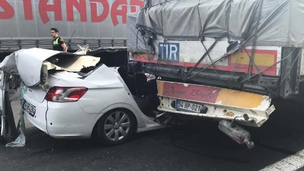 Sakarya'da feci kaza TIR'a ok gibi saplandı - Resim: 4