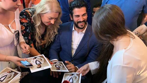 Yeni imajıyla çok konuşulan Burak Özçivit Romanya'yı birbirine kattı! İzdiham yaşandı - Resim: 2