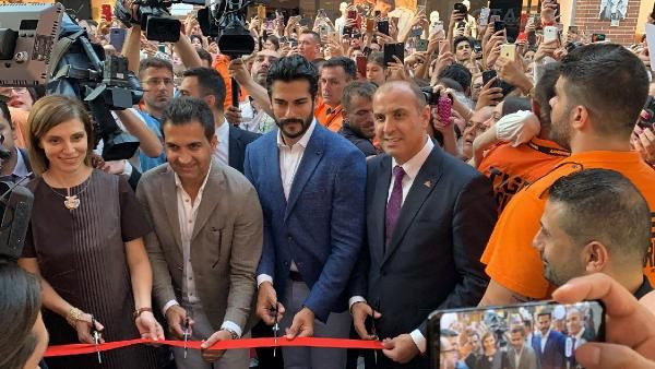 Yeni imajıyla çok konuşulan Burak Özçivit Romanya'yı birbirine kattı! İzdiham yaşandı - Resim: 3