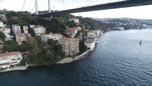 Boris Johnson'un dedesinin de kaldığı Boğaz'ın şato görünümlü yalısı satışta! Fiyatı 550 milyon TL - Resim: 1