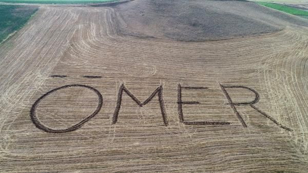 Traktörüne pulluk takıyor tarlaya her yıl aynı günde hep aynı yazıyı yazıyor! - Resim: 1