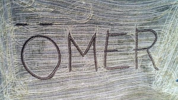 Traktörüne pulluk takıyor tarlaya her yıl aynı günde hep aynı yazıyı yazıyor! - Resim: 2