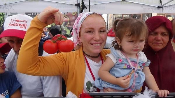 Domates Festivali'nde domatesi en hızlı yiyebilmek için yarıştılar - Resim: 1