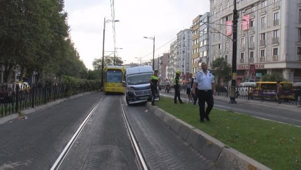 Fındıkzade'de minibüs tramvay yoluna girdi Seferler durdu - Resim: 1