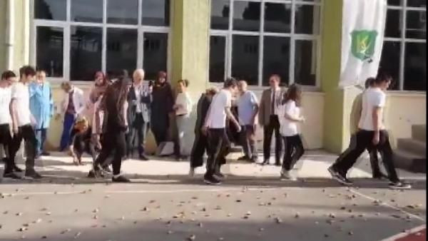 Simit atma görüntüleri olay oldu Kadıköy Anadolu Lisesi tepki aldı - Resim: 2