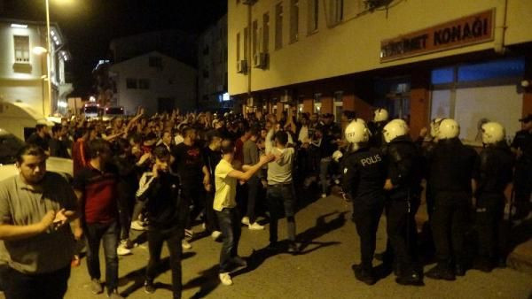 16 yaşındaki çocuğun cinsel istismarına halk tepki gösterdi! 11 kişi tutuklandı - Resim: 4