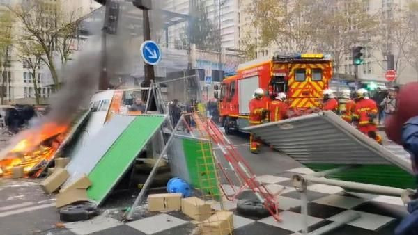 Sarı Yelekliler'in 1. yılına giren eylemlerinde çatışma çıktı - Resim: 1