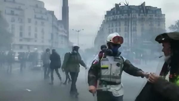 Sarı Yelekliler'in 1. yılına giren eylemlerinde çatışma çıktı - Resim: 4