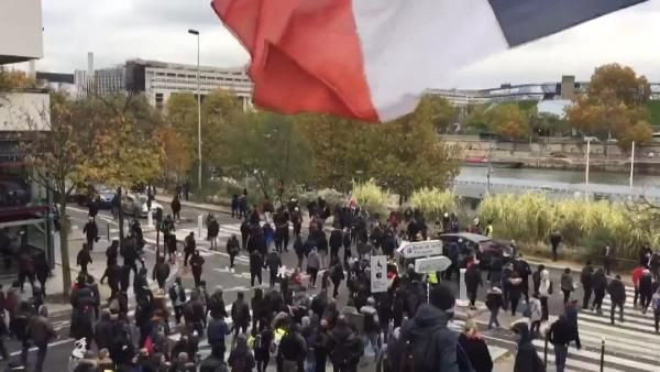Sarı Yelekliler'in 1. yılına giren eylemlerinde çatışma çıktı - Resim: 2