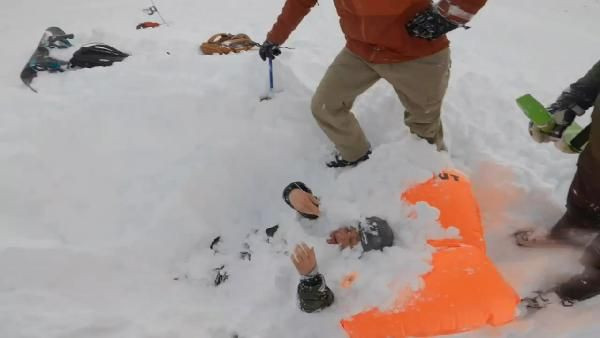 Çığ altında kalan kadın kayakçıları böyle kurtardılar - Resim: 2