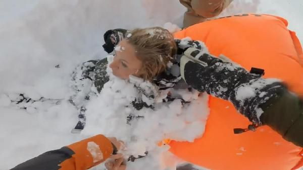 Çığ altında kalan kadın kayakçıları böyle kurtardılar - Resim: 3