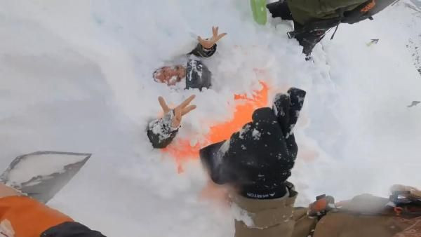 Çığ altında kalan kadın kayakçıları böyle kurtardılar - Resim: 4