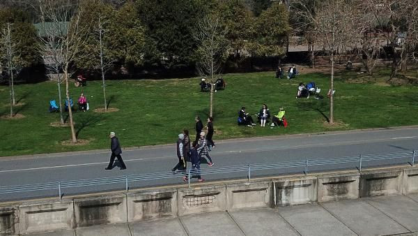İstanbullular evde kalmadı kendine dışarı attı Caddebostan ve Bebek sahili doldu taştı - Resim: 1