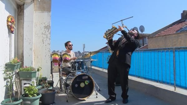 İstanbul Kadıköy'de terasta komşular için dansözlü konser verdi - Resim: 3