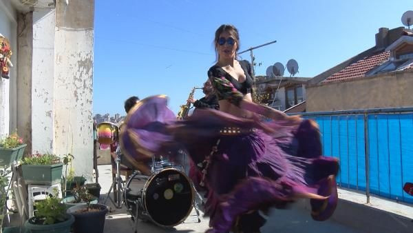 İstanbul Kadıköy'de terasta komşular için dansözlü konser verdi - Resim: 1
