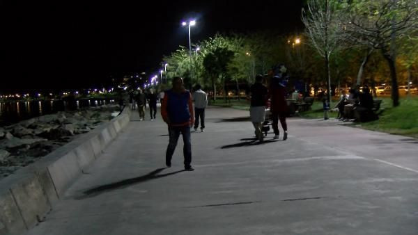 Kartal Sahili’nde akılalmaz görüntü! Yasağı delip piknik yaptılar - Resim: 2