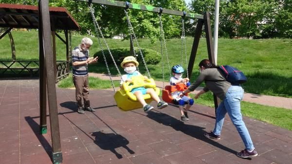 14 yaş altı çocuklar uzun bir aradan sonra ilk defa sokağa çıktı - Resim: 3