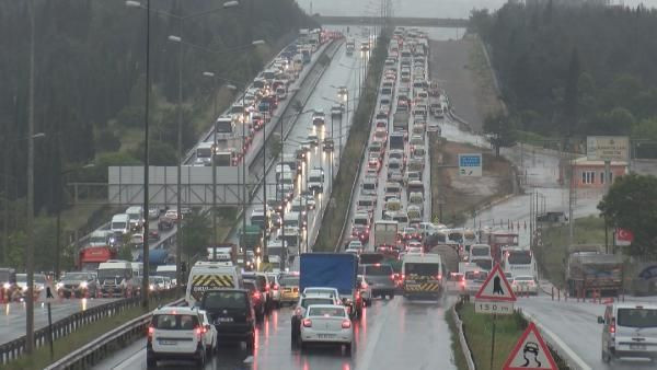 İstanbul'un çıkışı kilit! 65 yaş üstü vatandaşlar uzun kuyruklar oluşturdu - Resim: 2