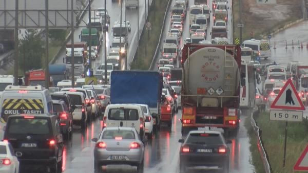 İstanbul'un çıkışı kilit! 65 yaş üstü vatandaşlar uzun kuyruklar oluşturdu - Resim: 3