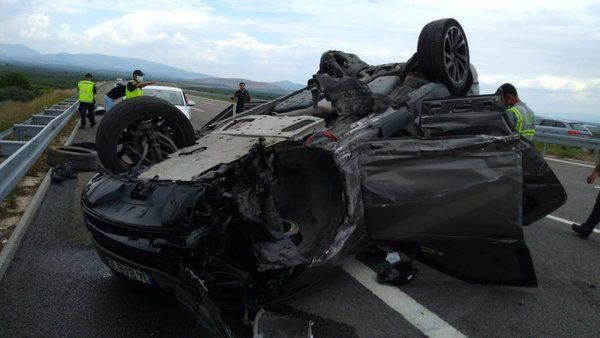 Şarkıcı Alişan'ın aracı eşi ve çocuğuyla birlikte takla attı! 30 metre sürüklendiler - Resim: 3