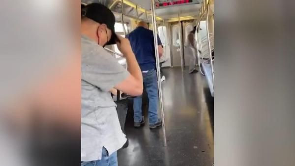 ABD’de metroda bıçaklı saldırı: Yaralılar var - Resim: 4