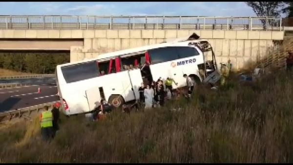İstanbul'da yolcu otobüsü otoyoldan çıktı! Ölü ve yaralılar var - Resim: 1