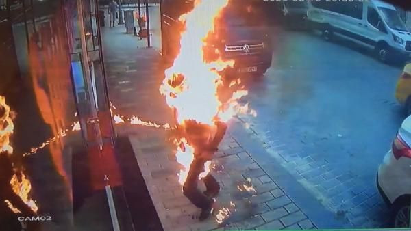 Taksim'de dehşet anları! Kavga ettiği kardeşini üzerine tiner döküp yaktı - Resim: 3