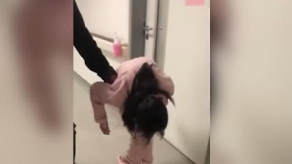 Çin'de 'katlanan kadın' 10 yılın ardından yeniden dik yürüyebilecek - Resim: 1