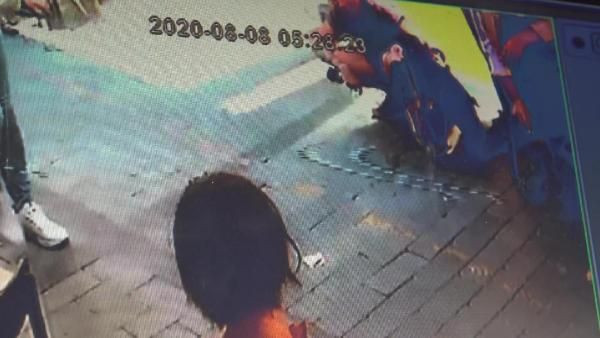 Bir kadın İzmir'de gündüz vakti sokak ortasına tuvaletini yaptı - Resim: 3