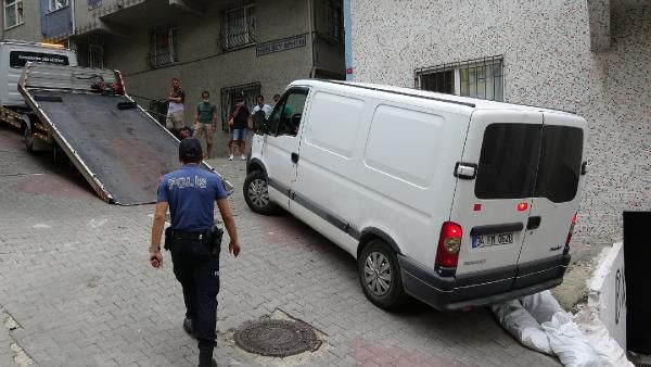 Şişli'de askıda kalan minibüsü halatla tuttular - Resim: 1