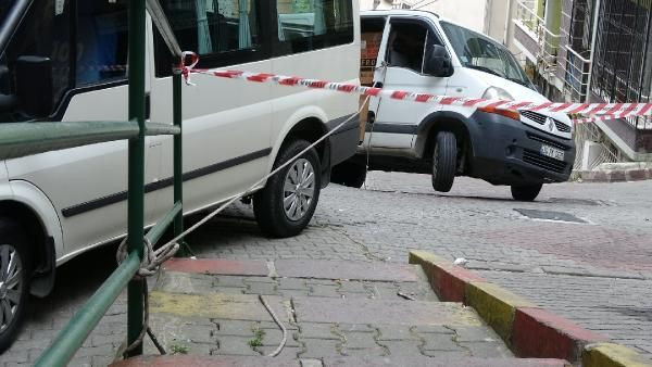 Şişli'de askıda kalan minibüsü halatla tuttular - Resim: 4