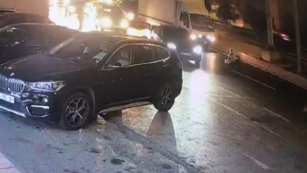 İstanbul'un göbeğinde dehşet! Siyahi kadını hareket halindeki arabadan attılar - Resim: 1