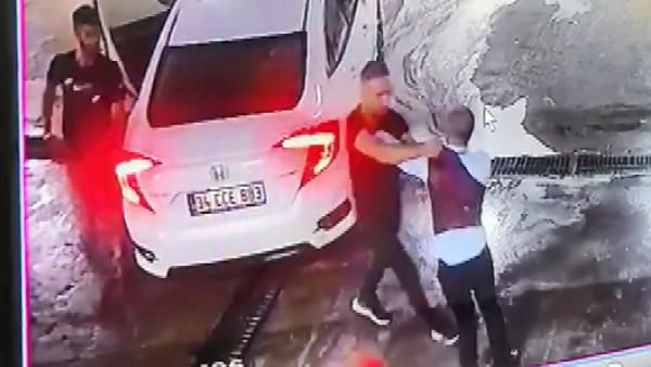 Bursa'da şehir eşkıyaları terör estirdi! Dövüldükten sonra araçtan atıldı, başka bir araç çarptı - Resim: 1