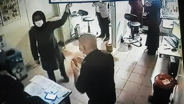 Beyoğlu'nda yaşandı! Karantinadan kaçtı, göz muayenesi olmaya gitti - Resim: 3